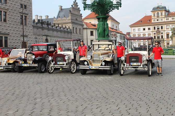 1,5 hour oldtimer convertible Prague sightseeing tour - The Dancing House, also known as Fred and Ginger