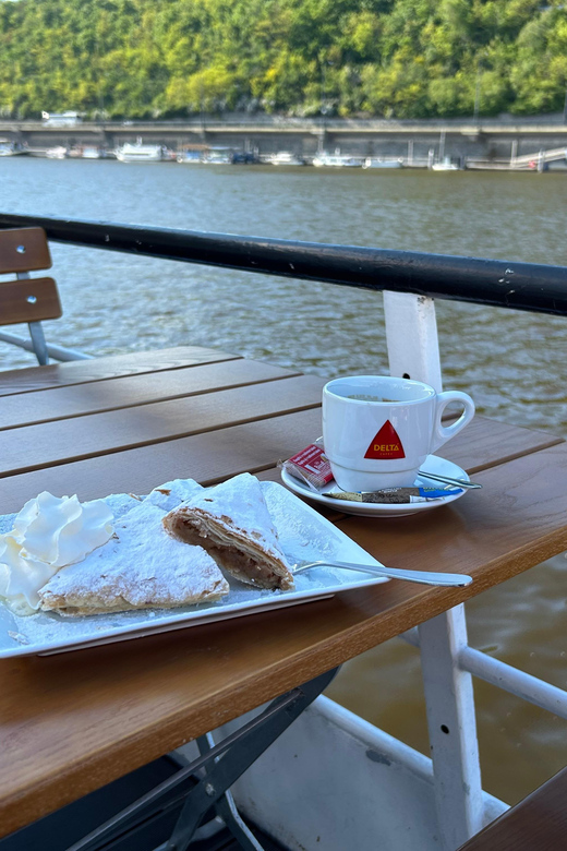 1 hour boat cruise with fragrant coffee and homemade strudel - Audio guide on board: how to catch the stories without straining
