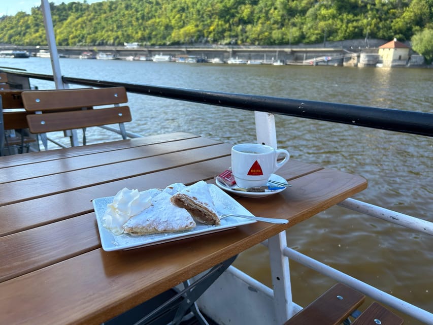 1 hour boat cruise with fragrant coffee and homemade strudel - Portuguese coffee and homemade apple strudel, what the included food really means