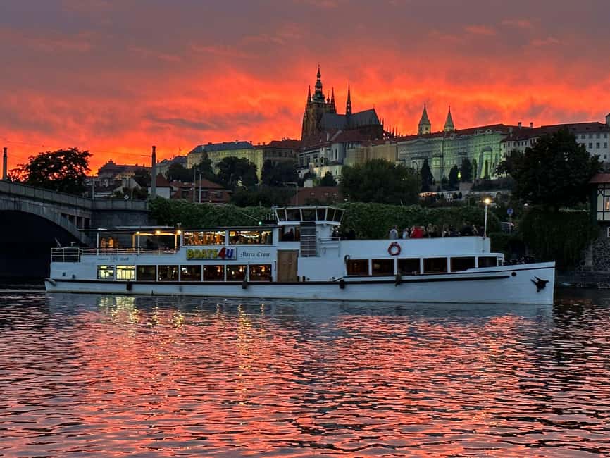 1-hour cruise with drinks included - The 1-hour route: from Rudolfinum through Charles Bridge toward Prague Castle views