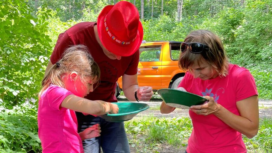 Bohemian Uplands: Garnet panning, Farm & Local Lunch&Beer - How Much Walking Do You Really Need to Do?