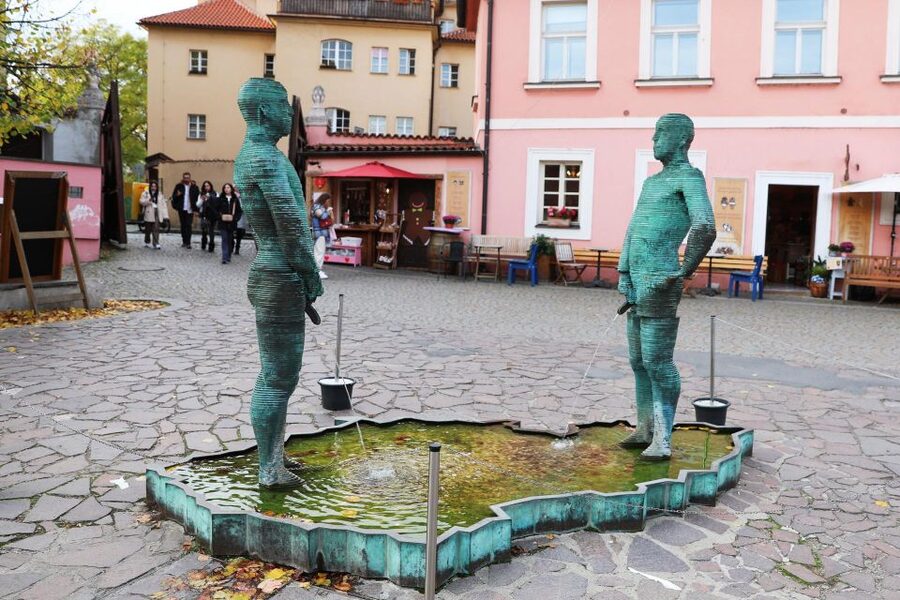 Contemporary art tour in Prague: the works of David Černý - Meeting at Kinsky Square: a smart start for an easy 90-minute loop