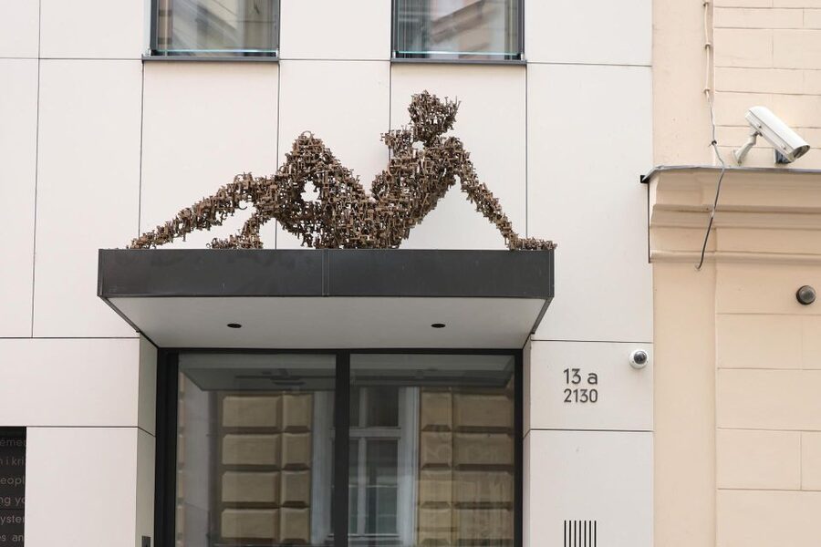Contemporary art tour in Prague: the works of David Černý - Practical tips for the best David Černý hunt