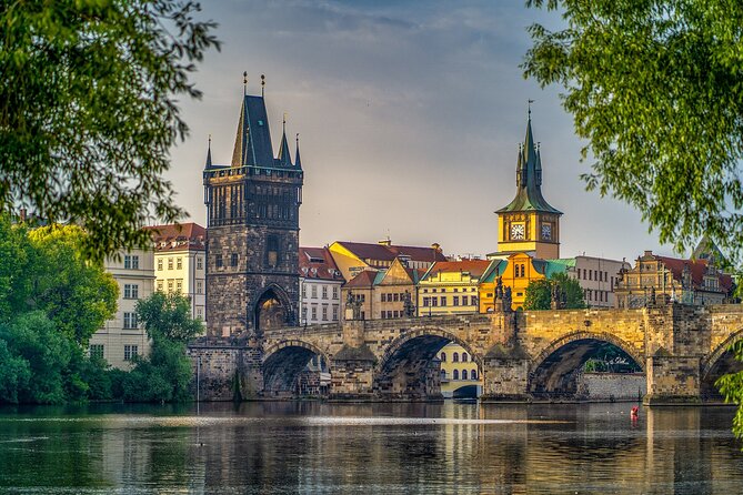 e-Scavenger hunt Prague: Explore the city at your own pace - St. Vitus Cathedral and Prague Castle: big buildings, better context