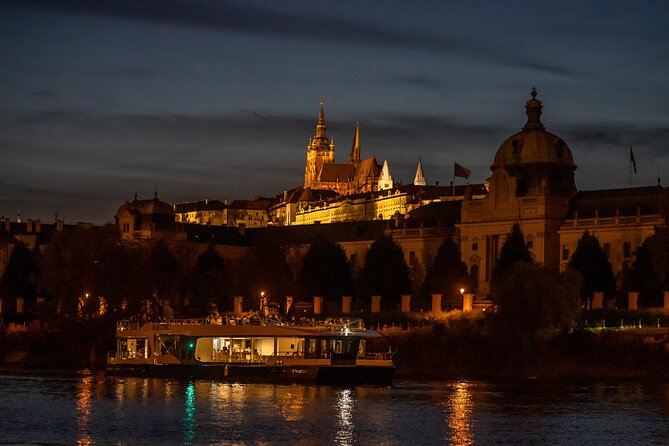 Evening Eco Cruise With a Glass of Prosecco in Bohemia - The 50-minute itinerary: how the Vltava route works at night