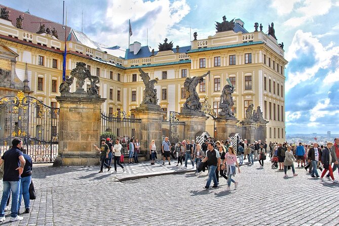 Explore the Historic Prague Castle: Private Half-Day Walking Tour - Stop 2: St. Vitus Cathedral and Saint Wenceslaus’ tomb
