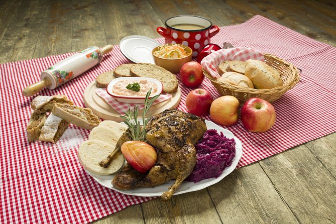 Folklore Dinner with Unlimited Drinks 4course Menu - How the folklore show and 4-course dinner fit together