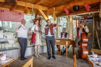 Folklore Dinner with Unlimited Drinks 4course Menu