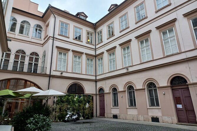 Franz Kafka and his Prague - Group Size and the Guide Effect: Why Max 15 Matters