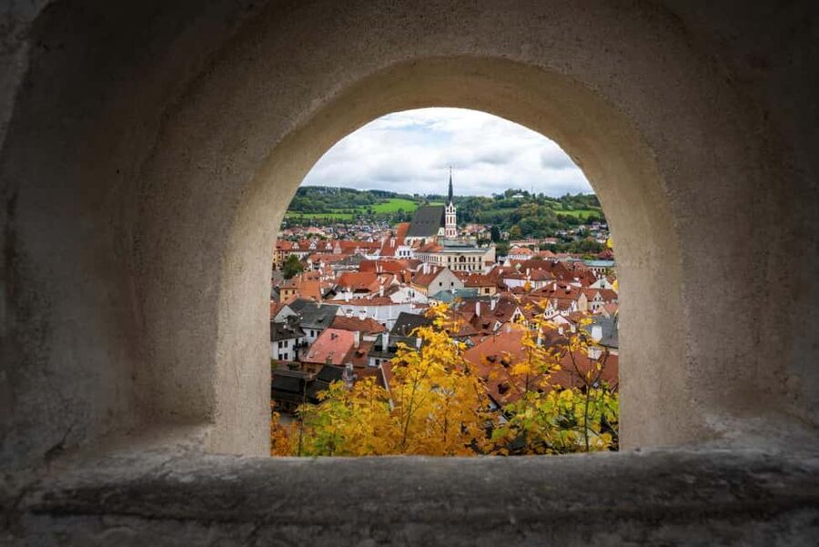 From Prague: Český Krumlov & Holašovice Village Day Tour - Český Krumlov start: castle area views and the old town streets