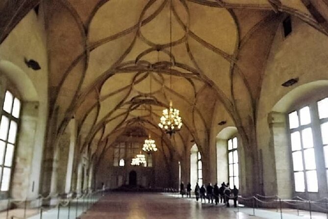 Get&Go: Prague Castle Ticket & E-Guide + Discount vouchers - Earphones, language choices, and how to use the e-guide flow