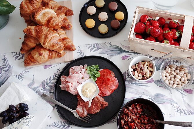 Gourmet Brunch with Chef: Unlimited Drinks & Stunning River Views - A private-home brunch with Chef Mariko, not a cafeteria food tour
