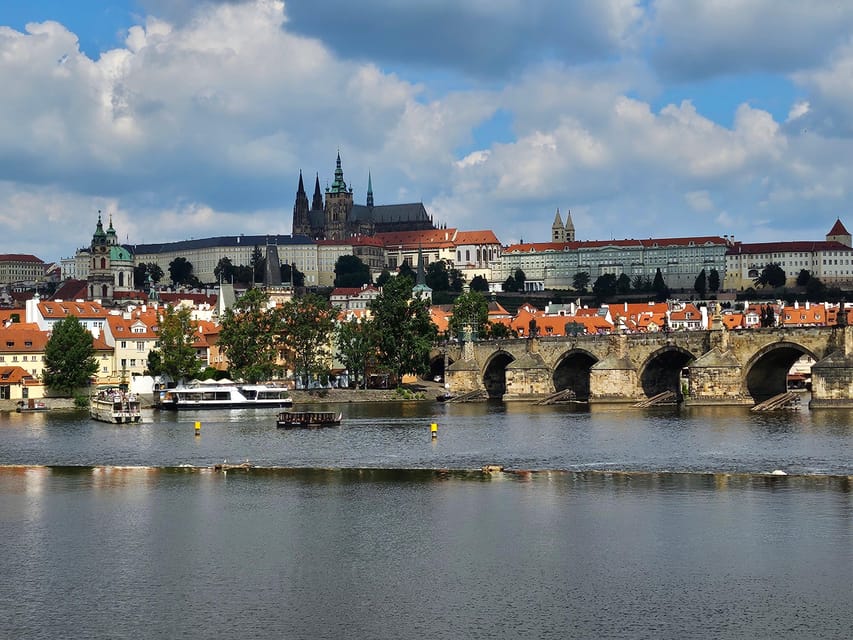 Guided walking tour Prague: include Prazskiy Castle - Why this 150-minute Prague walk works