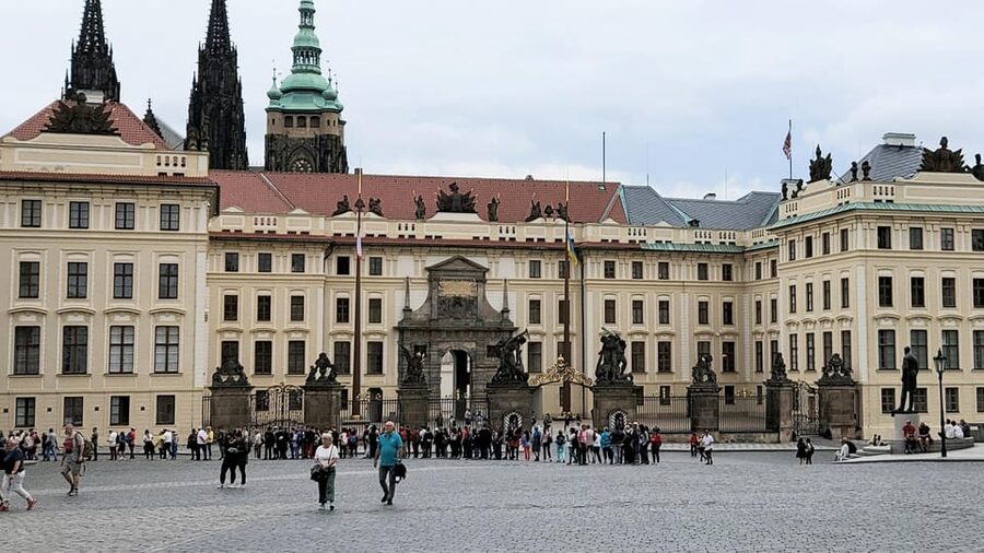 Guided walking tour Prague: include Prazskiy Castle - Wallenstain garden and Franciscan garden: quiet stops that reset you