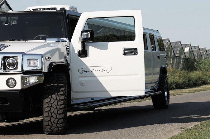 Hummer Limousine Airport Transfer - Airport Pickup: The Big Advantage of a Driver Who Watches Your Flight