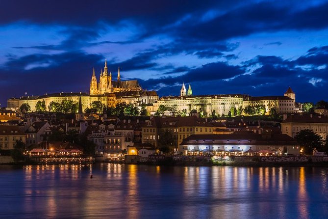 Johnny's Prague Photography Tour - Stop 4: Lesser Town, the narrowest street, and swan-feeding views