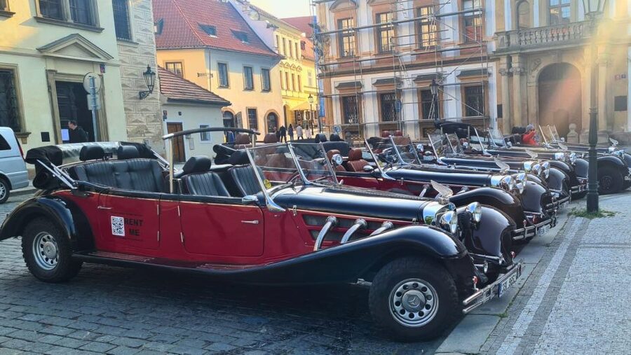 Prague: 1-Hour Private Tour in Vintage Car - How the guide and audio guide work together