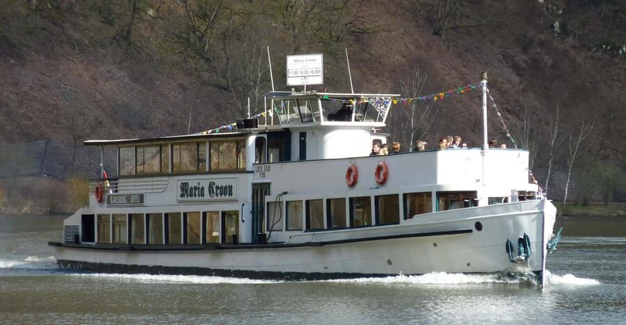 Prague: 2-Hour Historic Boat Cruise with Delicious Lunch - Welcome drink Magister and the buffet lunch: what to expect at meal time
