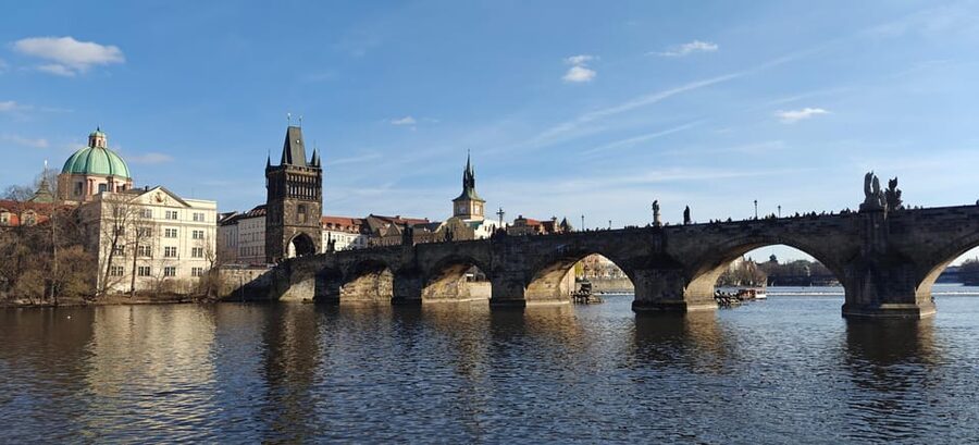 Prague: 2-Hour Historic Boat Cruise with Delicious Lunch - Vltava viewpoints: the simple joy of seeing Prague from a moving angle