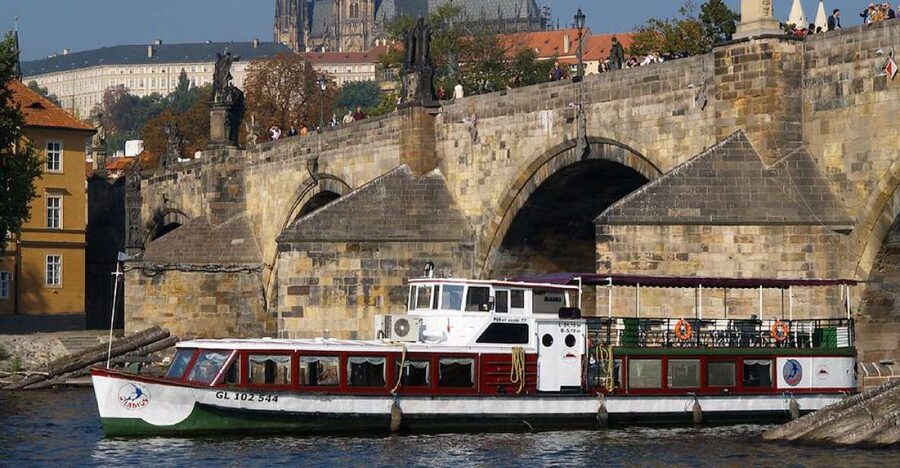 Prague: 2-Hour Lunch Cruise on the Vltava River - Why a Vltava lunch cruise beats a standard Old Town walk