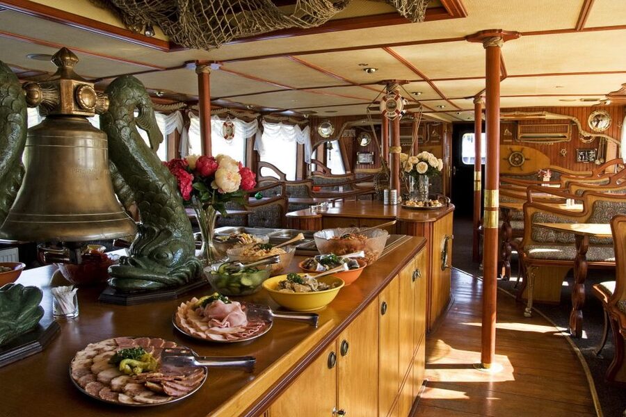 Prague: 2-Hour Lunch Cruise on the Vltava River - Who this Prague Vltava lunch cruise suits best