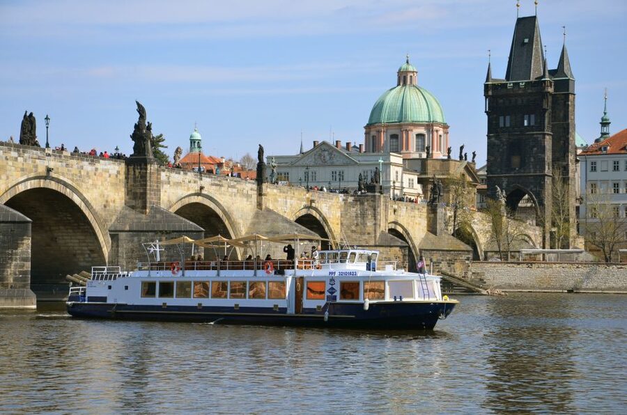 Prague: 2-Hour Lunch Cruise on the Vltava River - Getting to the yellow kiosk by Old Town Square (Staromestske namesti)