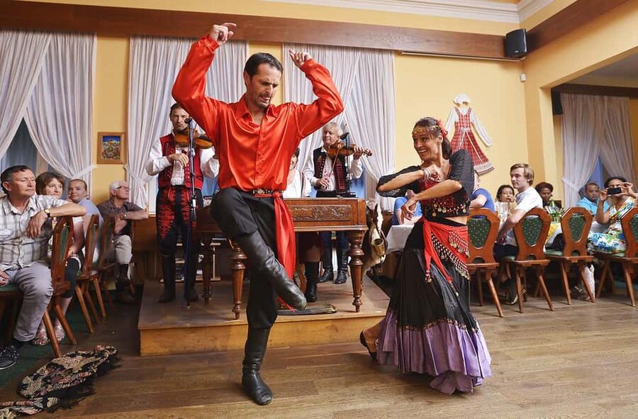 Prague: 3 Course dinner with Drinks, Folk Show & Transfers - Hotel Taxi to Folk Music: How the Evening Really Starts