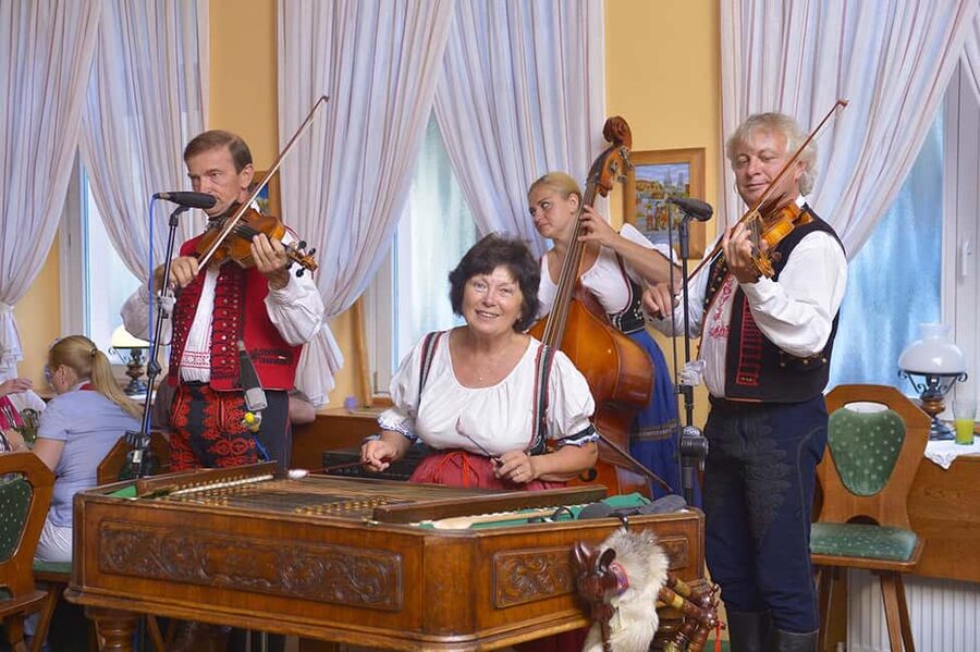Prague: 3 Course dinner with Drinks, Folk Show & Transfers - The 4-Course Czech Dinner: What You Should Expect (and How to Handle It)