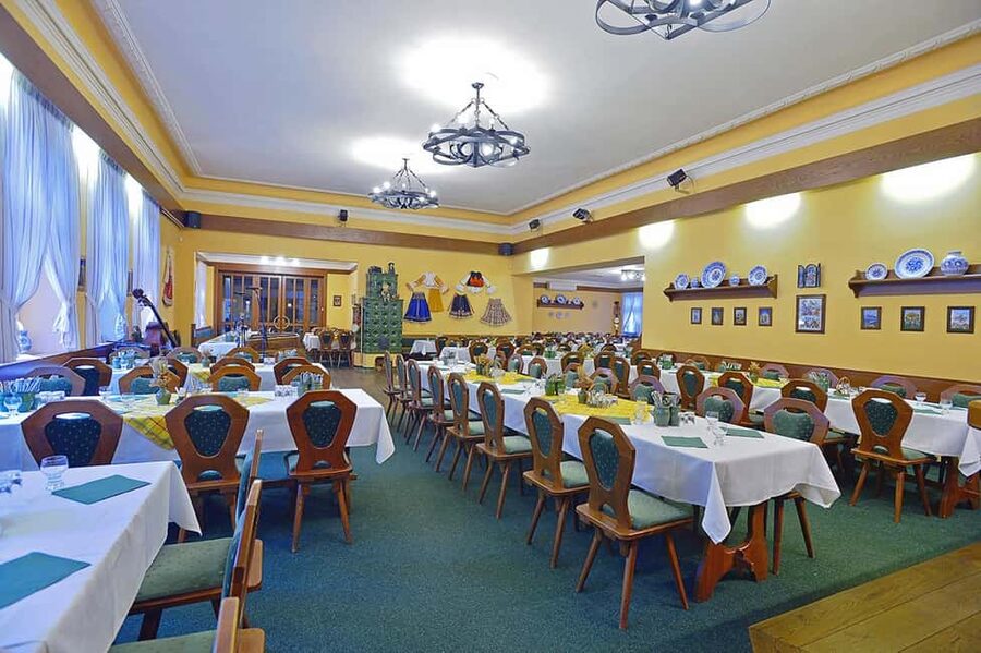 Prague: 3 Course dinner with Drinks, Folk Show & Transfers - Transfers Included: Why the Transport Setup Is Part of the Value