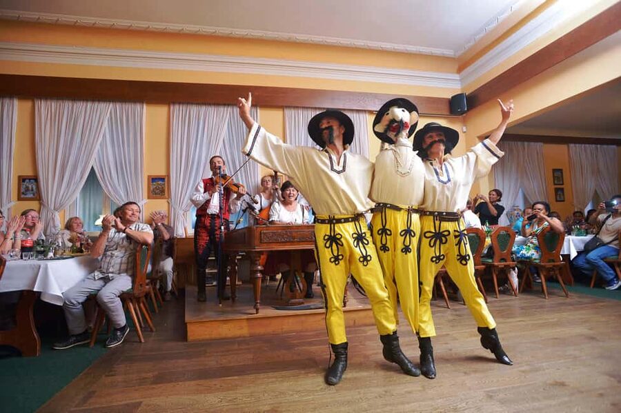 Prague: 3 Course dinner with Drinks, Folk Show & Transfers - The 20-Minute Ride, Welcome Liquor, and What to Wear