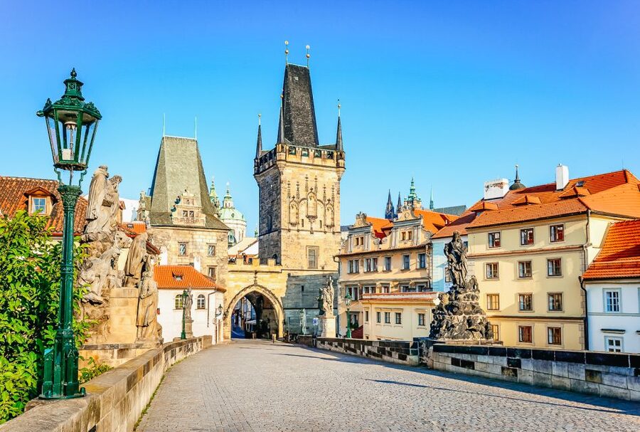 Prague: 3-Hour Beer Tour and Traditional Czech Dinner - Charles Bridge meeting point and the first stroll through Old Town
