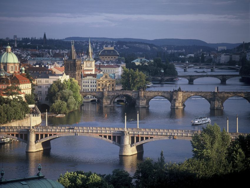 Prague: 3-hour Evening River Cruise with Dinner - Timing and seating: small group benefits and how the staff helps