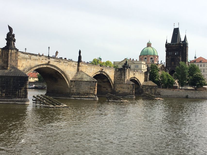 Prague: 3-hour Evening River Cruise with Dinner - Getting started at Republic Square and finding the check-in spot