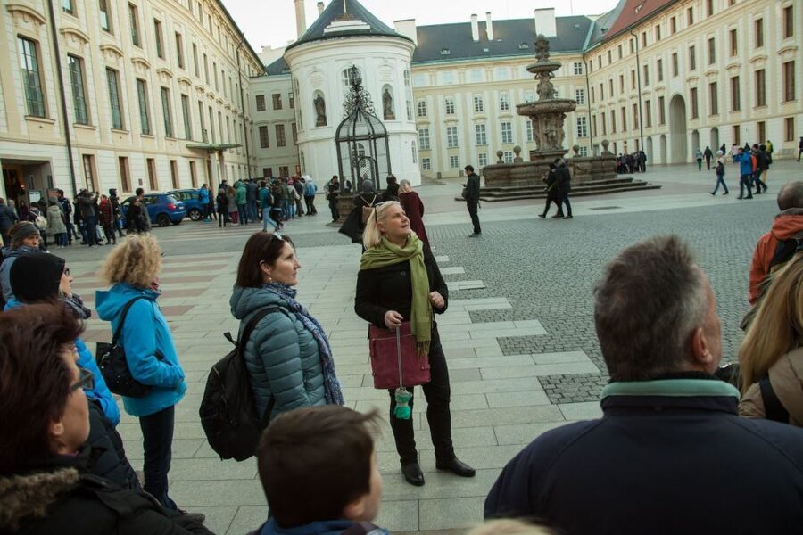 Prague: 3-Hour Old Town and Prague Castle Tour in German - Josefov and synagogue exteriors, where you slow down and pay attention