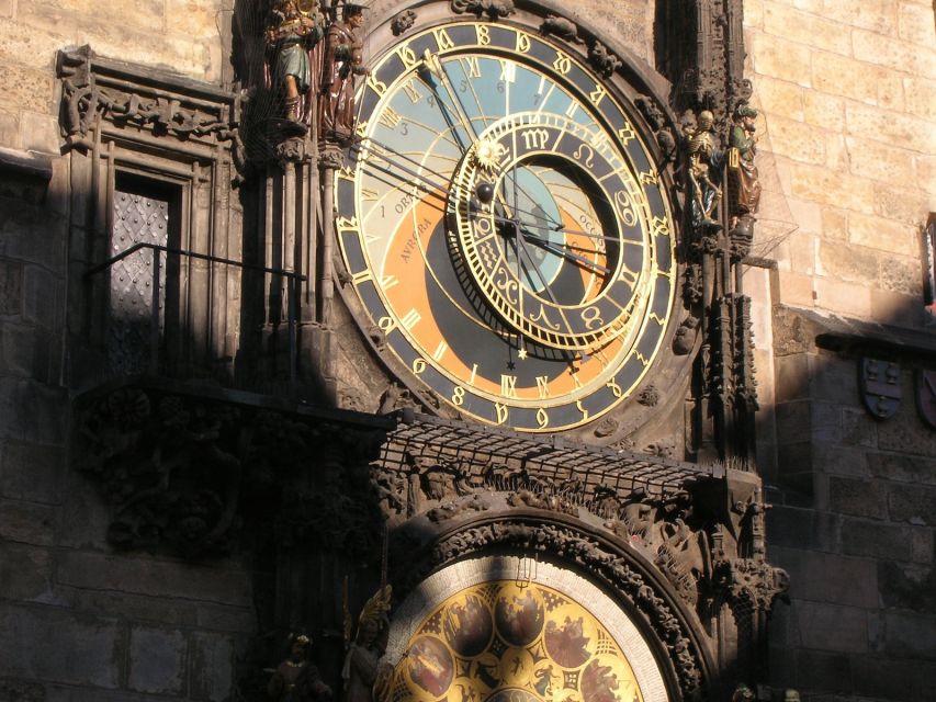 Prague: 3-Hour Old Town and Prague Castle Tour in German - Prague Castle exteriors, Royal Garden views, Golden Lane walks