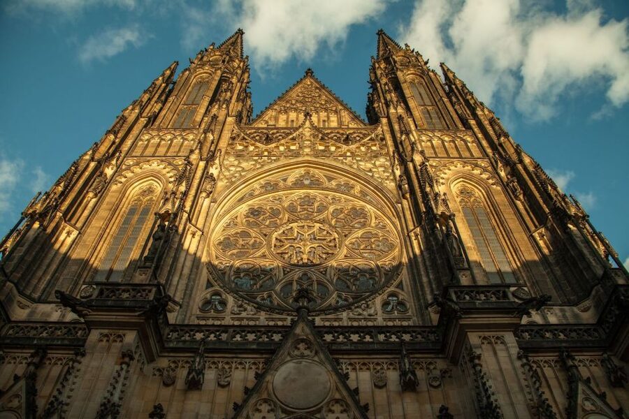 Prague: 3-Hour Old Town and Prague Castle Tour in German - Group size, guide energy, and why it can feel longer than 3 hours