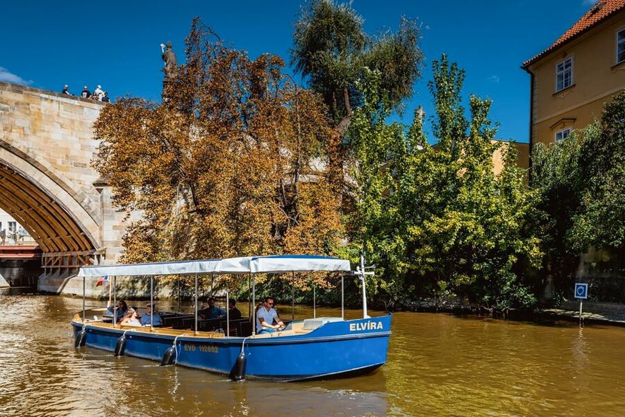 Prague: 45-Minute Sightseeing Cruise to Devil's Channel - What the live guide does for your understanding