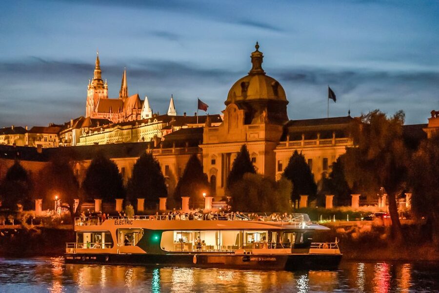 Prague: 50-Minute Sightseeing Evening Cruise - Open Deck vs Inside: Winter Comfort and Where to Sit