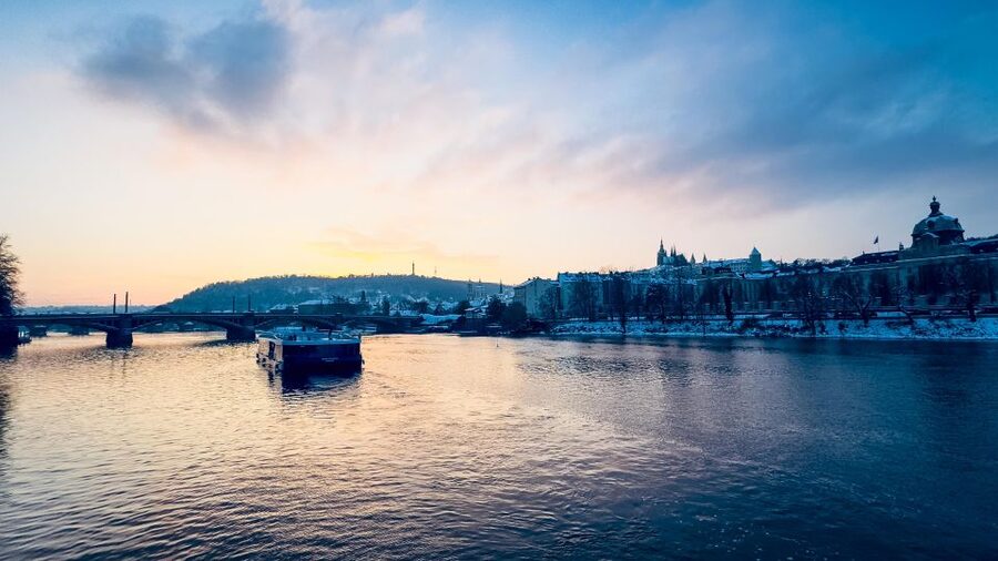 Prague: 50-Minute Sightseeing Evening Cruise - Kampa Island Views: The Riverside Side of Prague