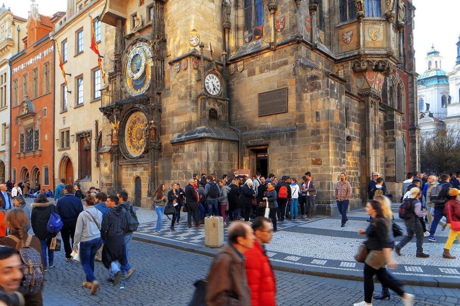 Prague: 6-Hour City Tour including Cruise and Lunch - Meeting at Týnská 7: Easy start, quick orientation