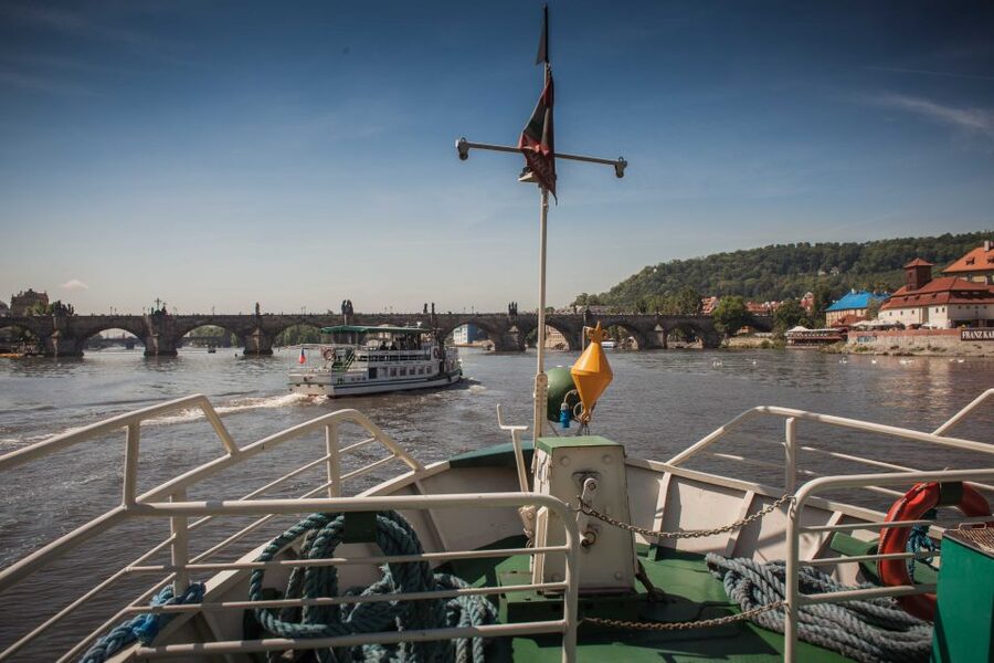 Prague: Afternoon Beer Cruise with Drinks Included - The info on landmarks: helpful, but not a substitute for a real walking tour