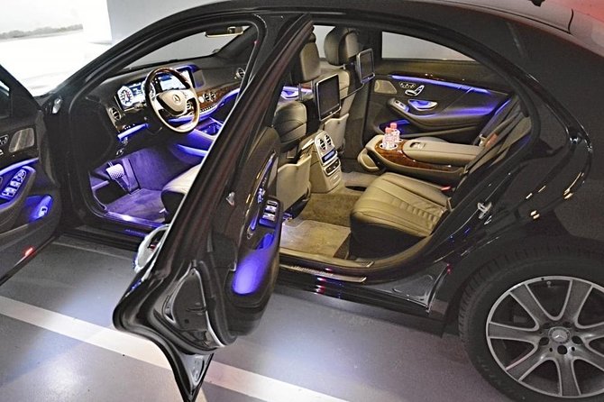 Prague airport luxury transfer by a Mercedes Benz S class - Flight delays and early landings, handled without added cost