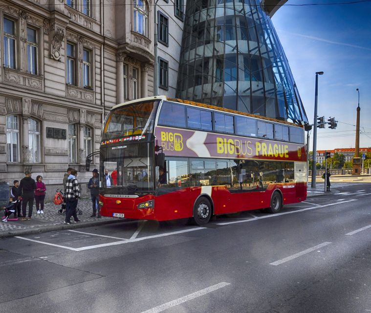 Prague: Big Bus Hop-on Hop-off, Castle Tour and River Cruise - Green Line vs Red Line: when each route is the better move