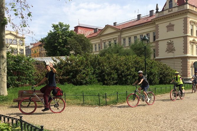 Prague Bike Tour - Stunning Viewpoints, Castle, City & Park - Prague Castle district stops, St Vitus Cathedral, and Old Royal Palace views