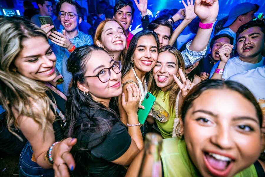 Prague: Boat Party with Unlimited Drinks & After Party Entry - Getting Started: Meeting Up and Finding the Right Energy