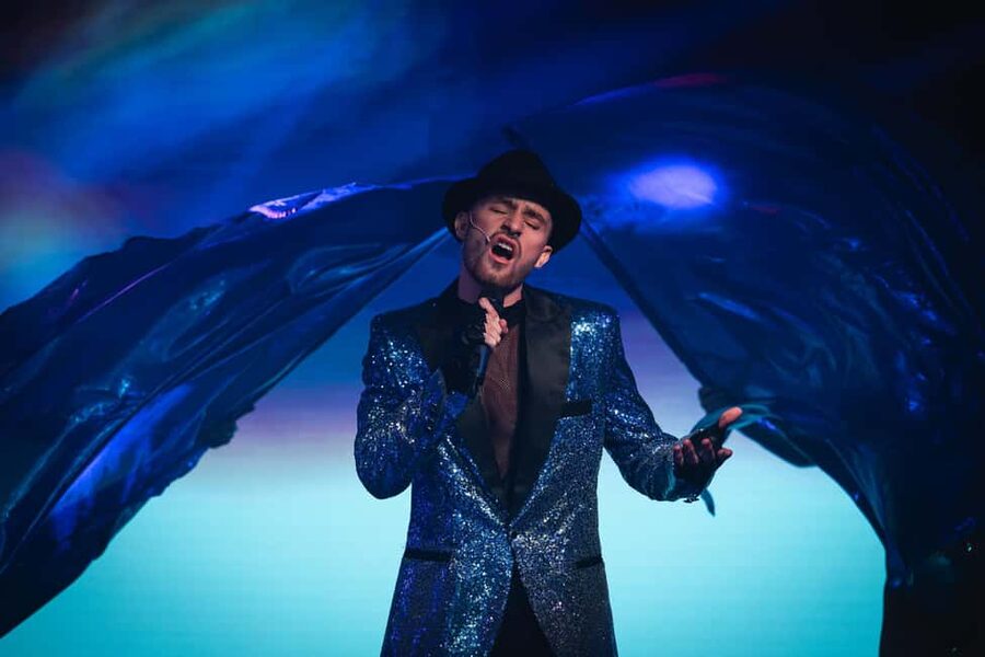 Prague:Breathtaking Cabaret Show with 4-Course Dinner Option - The Evening Timeline: Doors at 19:00, Show at 20:00, 4 Courses Along the Way