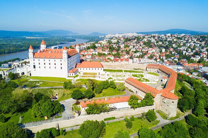 Prague-Budapest One-Way Sightseeing Day Tour - Stop 3: Győr Old Town, Baroque streets, and the 1900 Town Hall