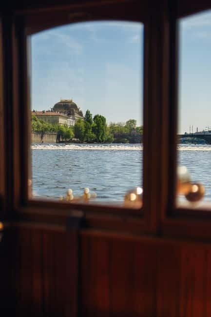 Prague: Canal Cruise Around Charles Bridge - Best time to go and what to bring for a comfy 45 minutes