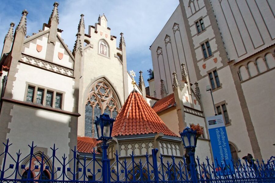Prague: Castle and Jewish Quarter Tour - Charles Bridge and Malostranské Square: The Skyline Moment