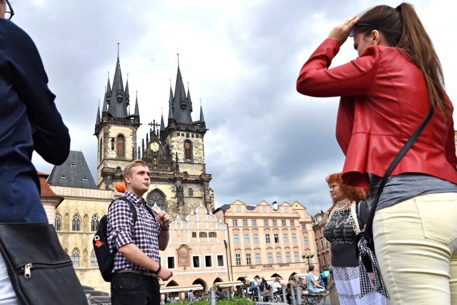 Prague: Castle and Jewish Quarter Tour with Cruise and Lunch - Josefov and the Jewish Quarter, cobblestones with real atmosphere